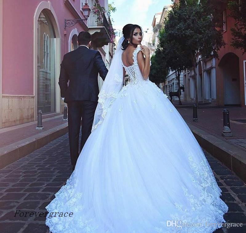 2019 Saudi Arabic Vintage Lace A-line Wedding Dress Dubai V-neck Sleeveless Lace Up Back Long Backless Bridal Gown Custom Made Plus Size