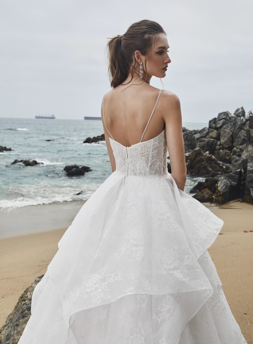 A Classy E Tiered Lace Wedding Dresses Spaghetti Straps Sleeveless Sequined Bridal Gowns Sweep Train Plus Size Robes De Mari E