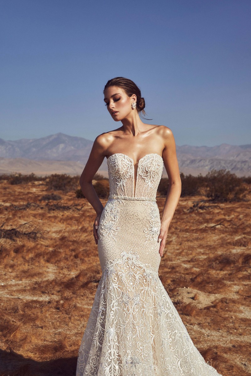 2020 Glamorous Mermaid Wedding Dresses Strapless Beads Backless Appliques Wedding Dresses Court Train Vestidos De Novia