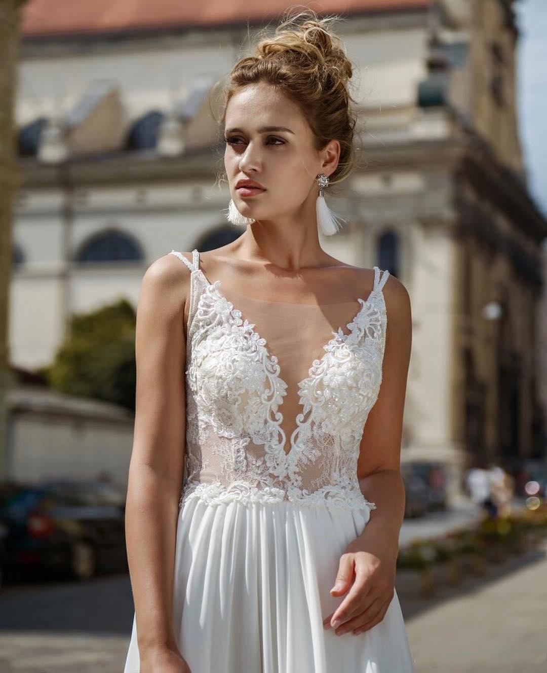 A Charming E Beaded Backless Wedding Dresses Sheer Deep V Neck Side Split Bridal Gowns Appliqued Sweep Train Chiffon Robes De Mari E
