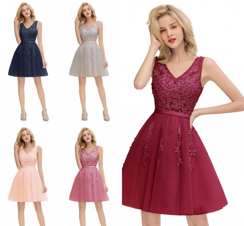 Designer Burgundy Tulle Homecoming Dresses 2020 A Line V Neck Appliques Ruffles Corset Back Short Cocktail Prom Gowns CPS1338, Pearl pink
Designer Burgundy Tulle Homecoming Dresses 2020 A Line V Neck Appliques Ruffles Corset Back Short Cocktail Prom Gowns CPS1338, Pearl pink