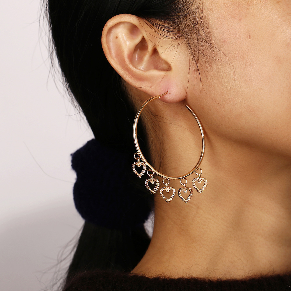 Golden Alloy Heart-shaped Earrings Originality Concise Five Hollow Out Love Ear Pendant Circle
Golden Alloy Heart-shaped Earrings Originality Concise Five Hollow Out Love Ear Pendant Circle