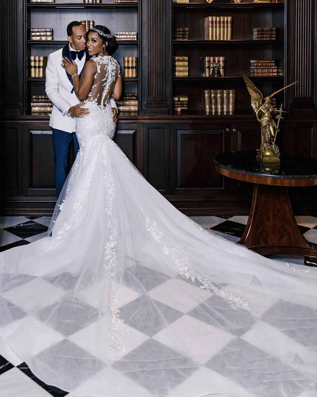 Lace Mermaid Charming Beaded Wedding Dresses Sheer Bateau Neck Sequined Bridal Gowns Sweep Train Tulle Trumpet Robe De Marie