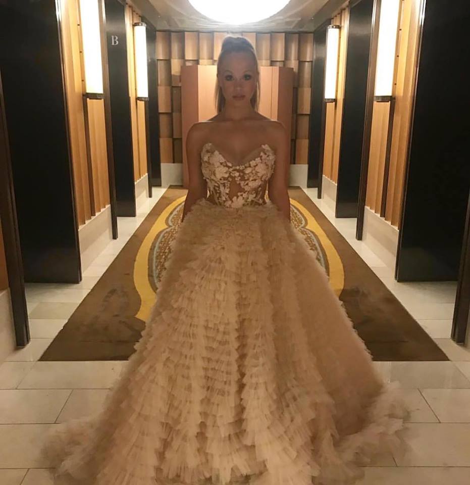 Sexy Ball Gown Prom Dresses Sweetheart Lace Appliqued Prom Dress Sweep Train Tiered Skirt Backless Plus Size Formal Party Gowns Custom
