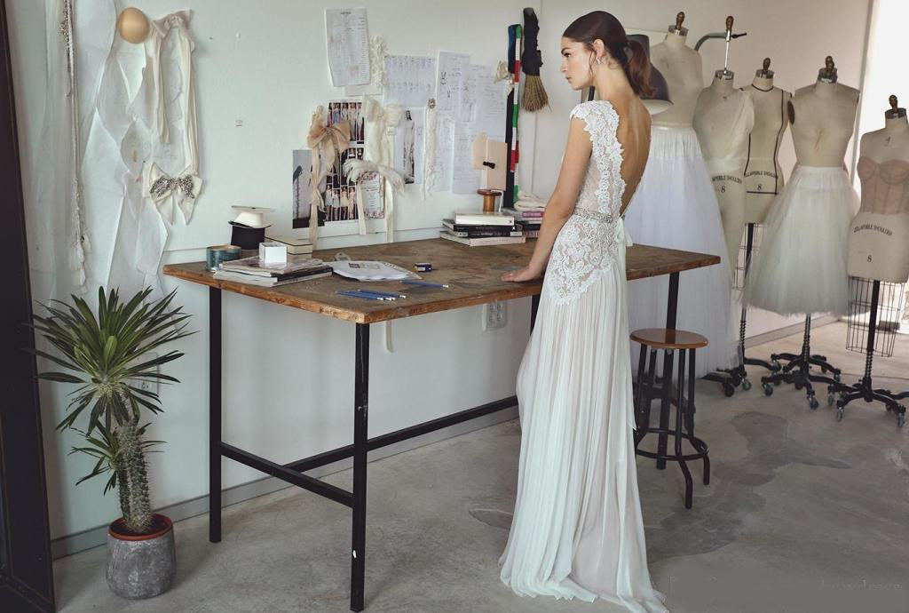 2020 White Sexy V-Neck Lace A-Line Wedding Dresses Elegant Backless Cap Sleeves Appliques Crystals Bridal Gowns Plus Size Vestidos De Noiva