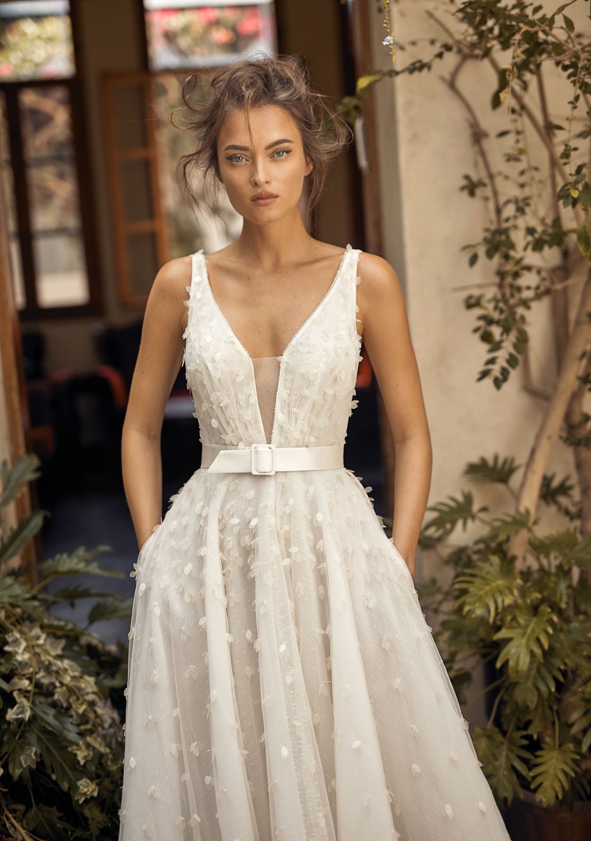 Hod Stunning Lihi Backless Wedding Dresses Sheer Deep V Neck Beach Bridal Gowns A Line Sweep Train Tulle Appliqued Robe De Marie ppliqued