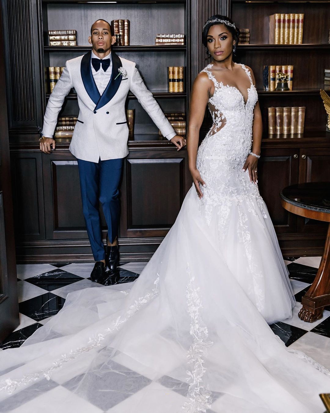 Lace Mermaid Charming Beaded Wedding Dresses Sheer Bateau Neck Sequined Bridal Gowns Sweep Train Tulle Trumpet Robe De Marie