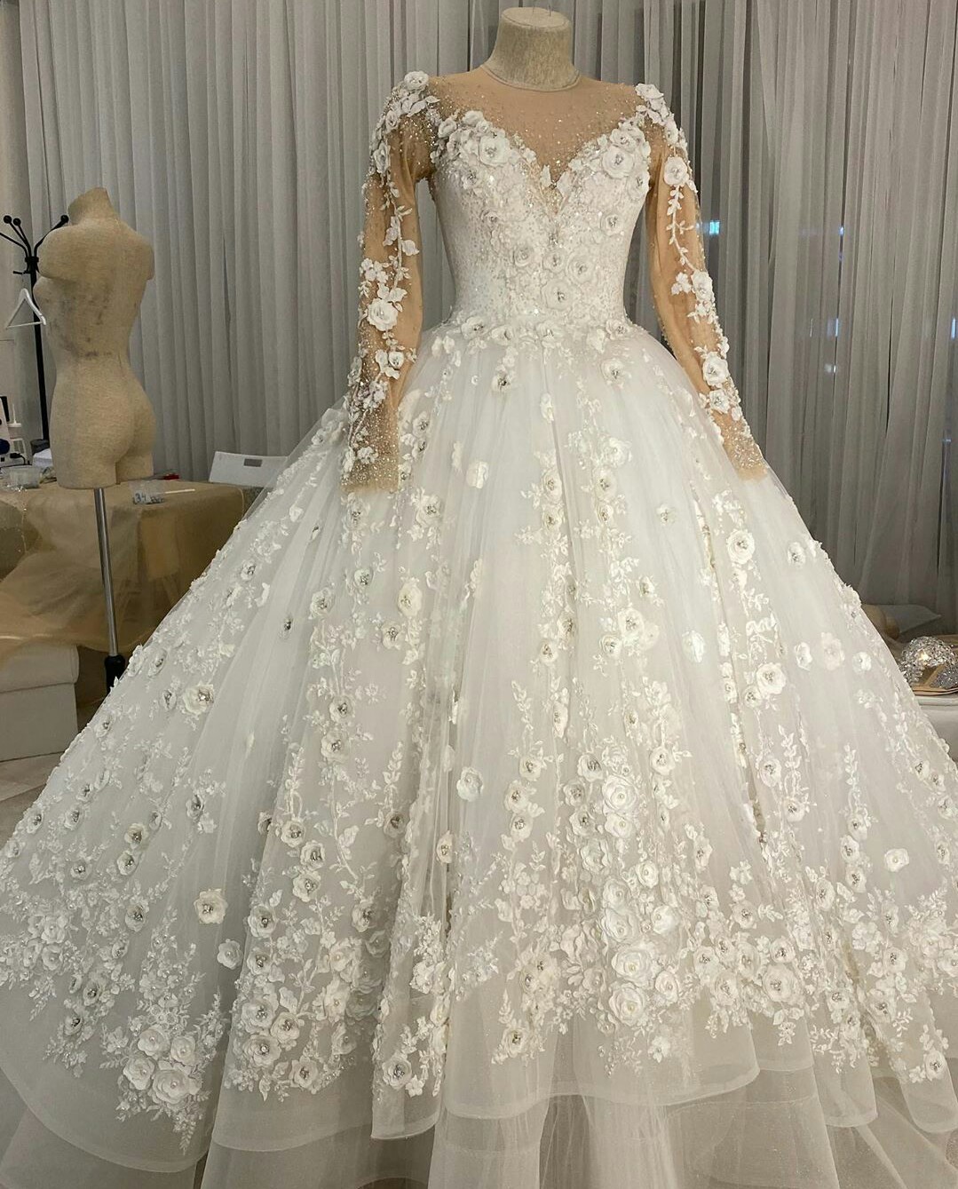 2020 Glamorous Country Wedding Dresses Sheer Jewel Neck Lace 3D Floral Appliqued Beaded Vestidos De Novia Plus Size Bridal Gowns