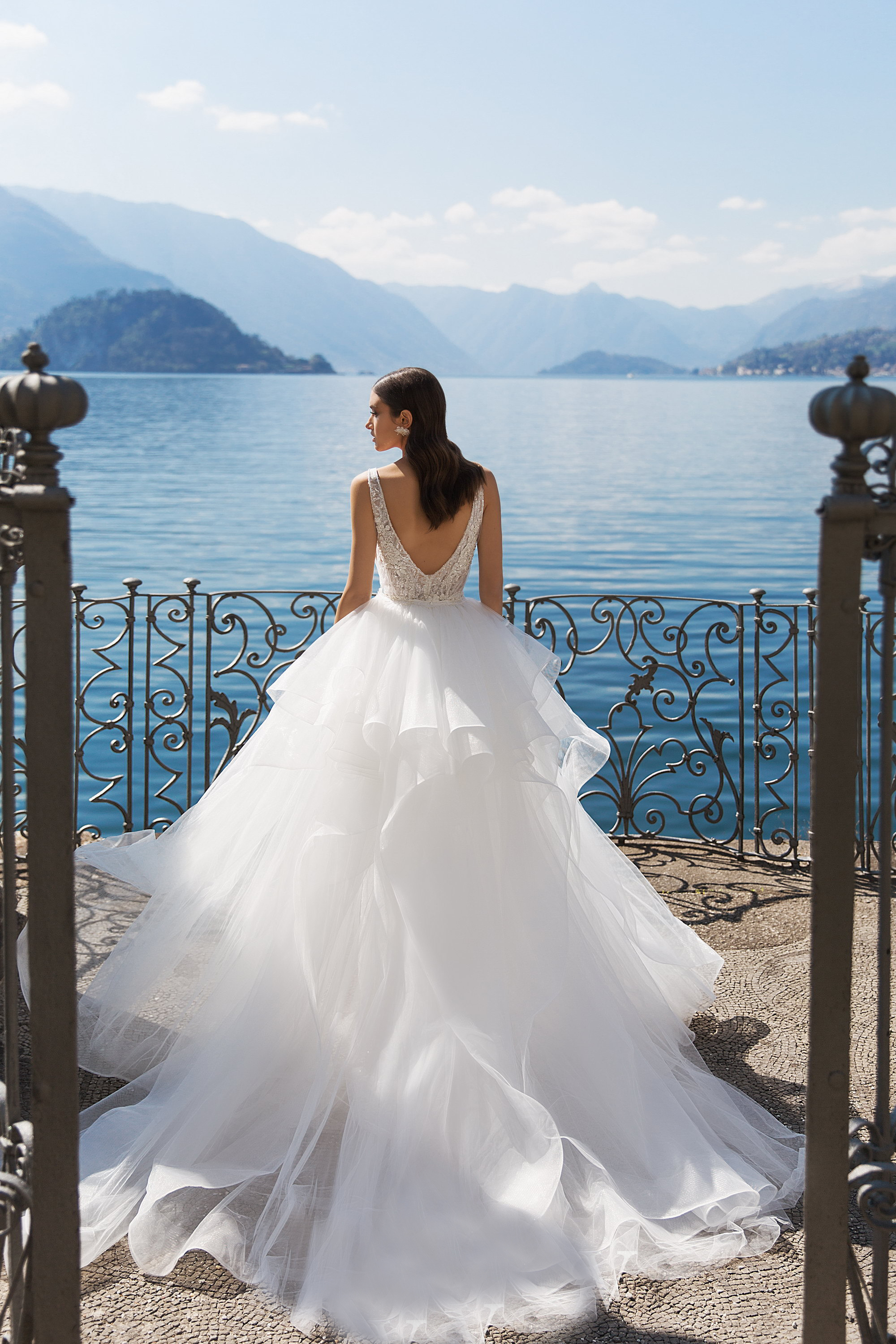 2020 Overskirt Wedding Dresses With Detachable Train Lace Appliqued Sequins Sweep Train Beach Robes De Mariée Custom Country Bridal Gowns