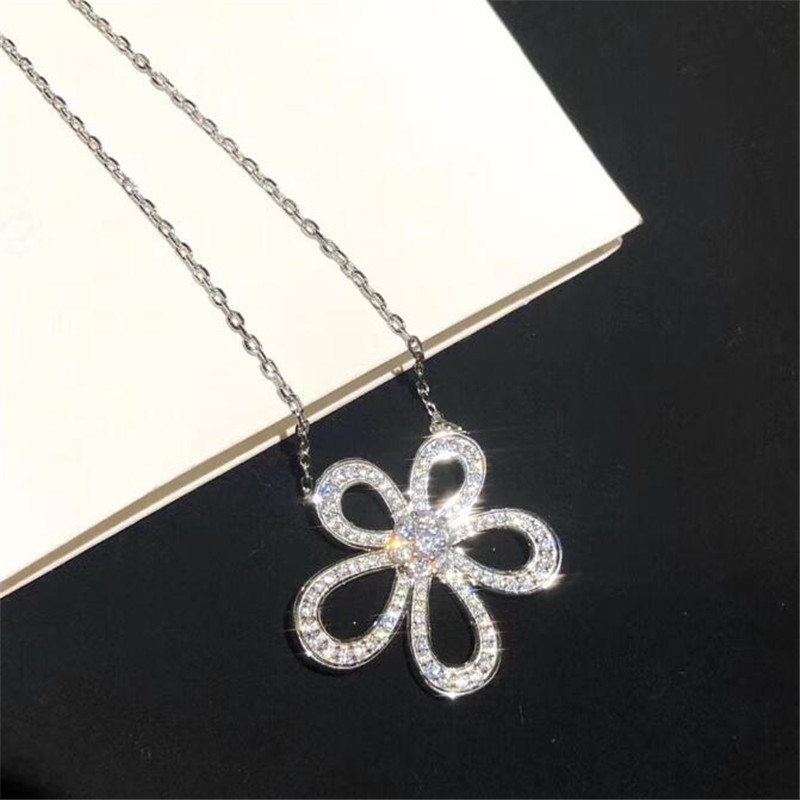 Stunning Sier Suower Pendant w/ White Sapphire CZ Dias