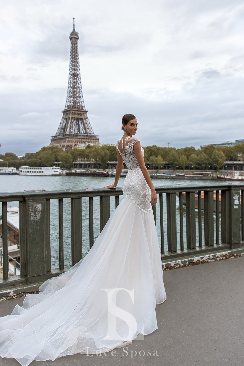 Sexy Mermaid Wedding Dresses Sheer Jewel Neck Appliqued Lace Bridal Gowns Sweep Train Backless Wedding Dress