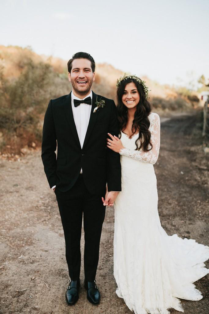 Elegant Country Full Lace Wedding Dresses Plugging V Neck Long Sleeve Applique Floral Beach Bridal Gowns berta bridal Wedding Dresses