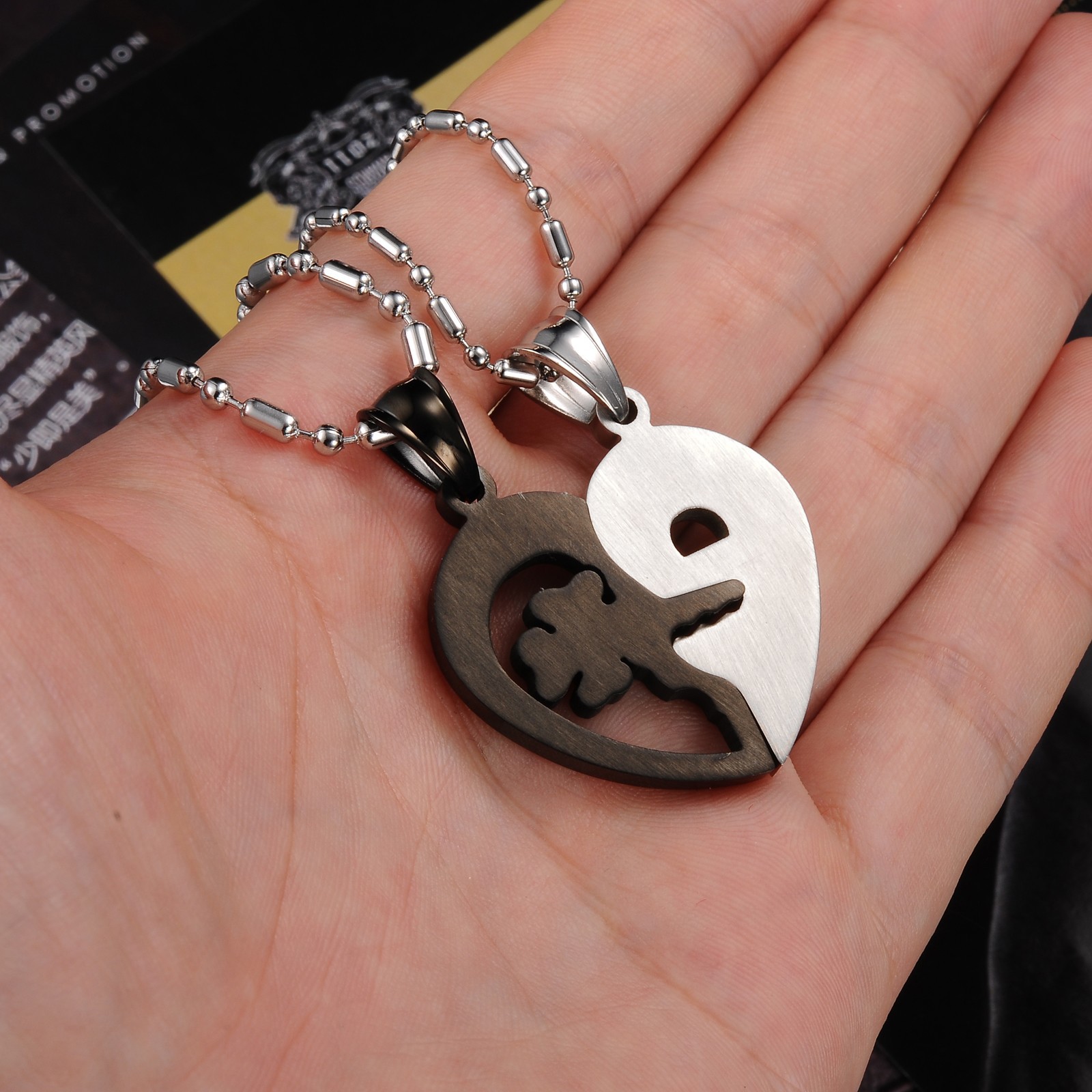 Wholesale-Jewelry Pendants heart-to-heart black-and-white jigsaw couple necklace