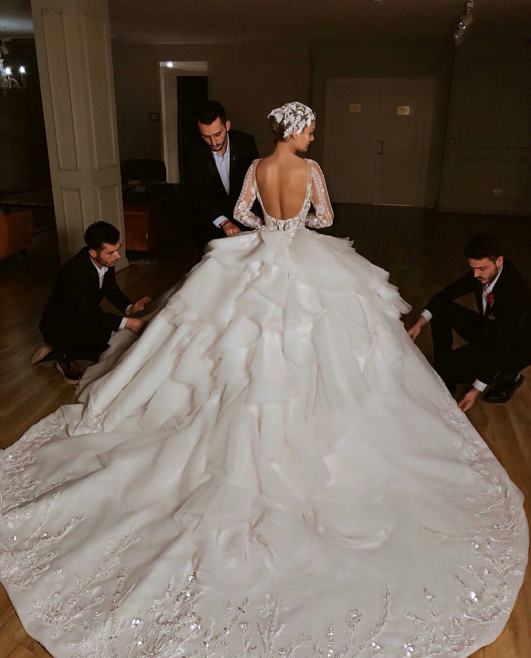 Luxury Long Sleeve Wedding Dress Backless Lace Applique Ball Gown Bridal Dresses Jewel Neck Ruffles Plus Size Gowns