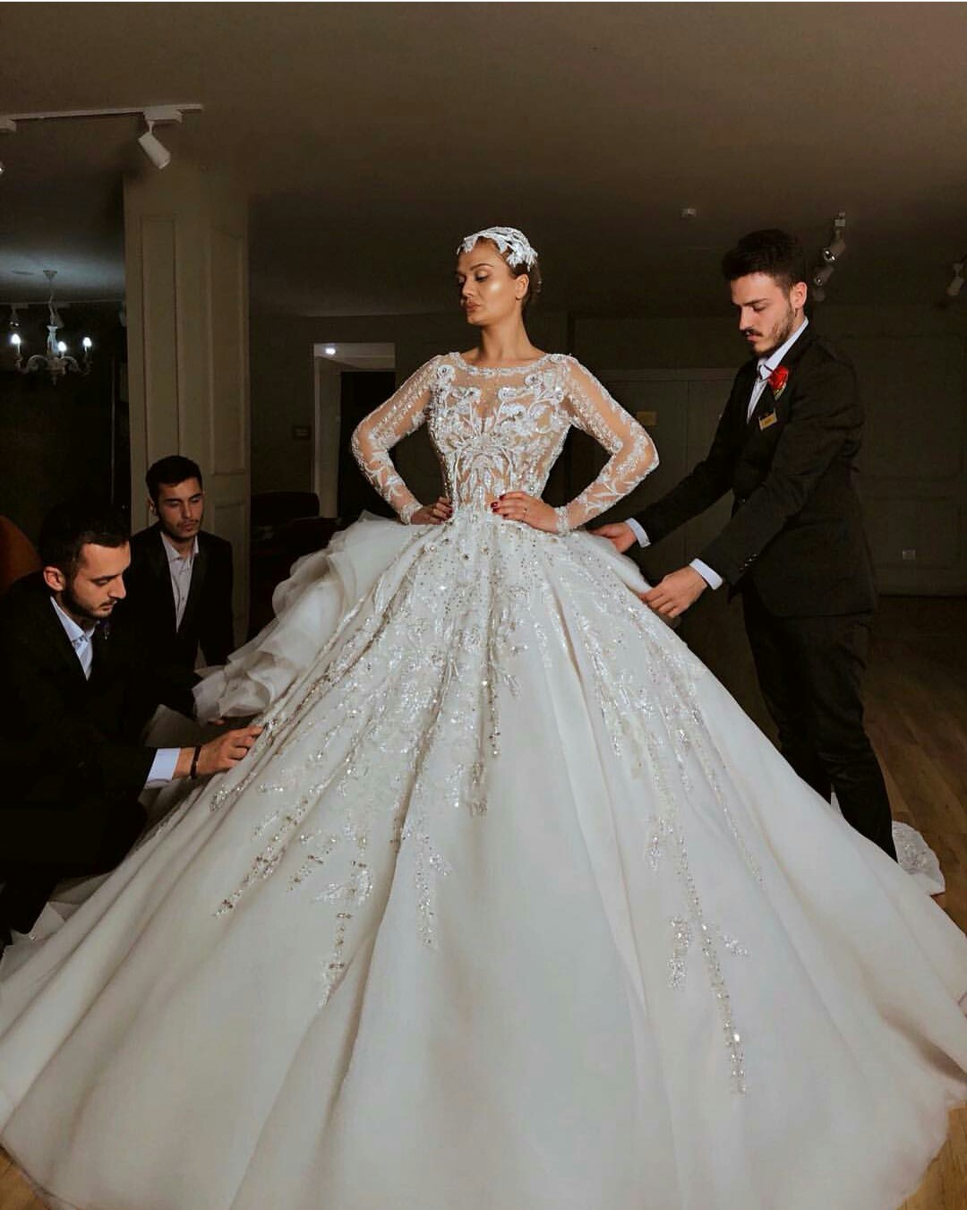 Luxury Long Sleeve Wedding Dress Backless Lace Applique Ball Gown Bridal Dresses Jewel Neck Ruffles Plus Size Gowns