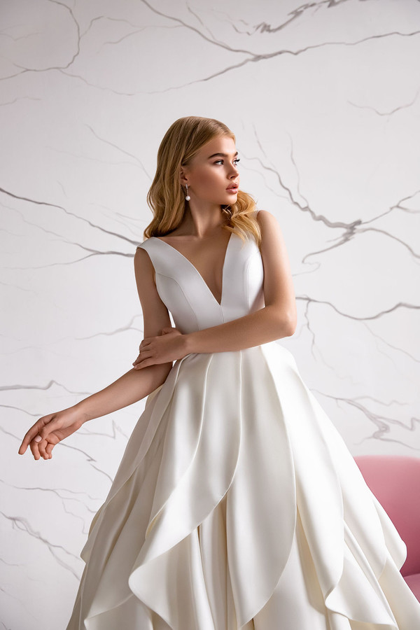 Modern Eva Lendel Satin Dresses Tiered Skirts Off Shoulder V Neck Plus Size Wedding Dress Bridal Gowns