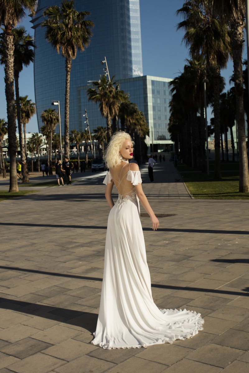 Daria Karlozi Beach Wedding Dresses High Collar Lace Applique Chiffon Boho Wedding Dress Sexy High-split Criss Cross Back Bridal Gowns
