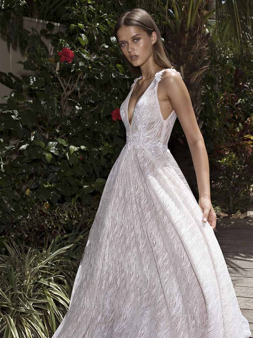 2020 Bohemian Bridal Dresses V Neck Lace Appliqued Sequins Wedding Dress Backless Ruffle Sweep Train Custom Made Robes De Mariée