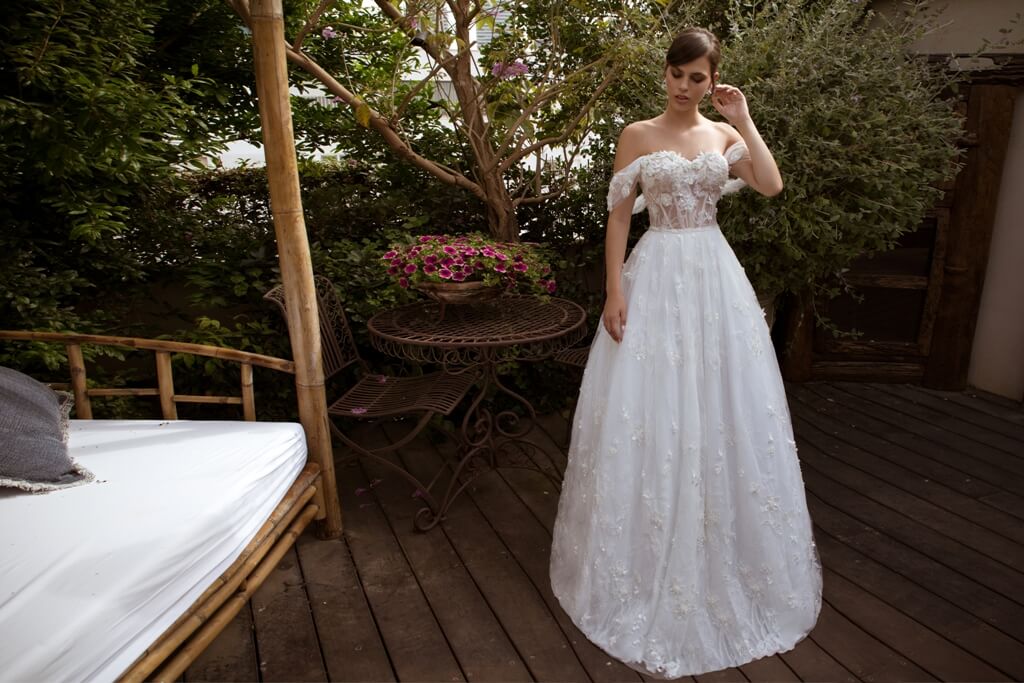 off shoulder wedding dresses 3d flower lace appliques tulle bridal gowns girls illusion backless sweep train robes de marie