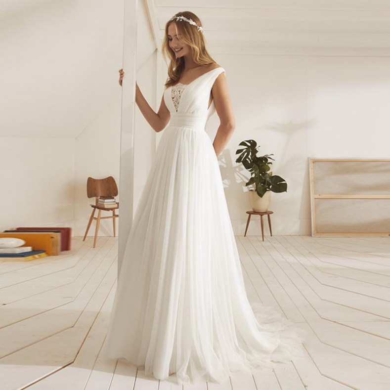 Cheap Sexy Beach Wedding Dress 2020 Appliques Tulle Princess Boho Wedding Gowns Pleats Open Back Bridal Dress Vestido De Noiva