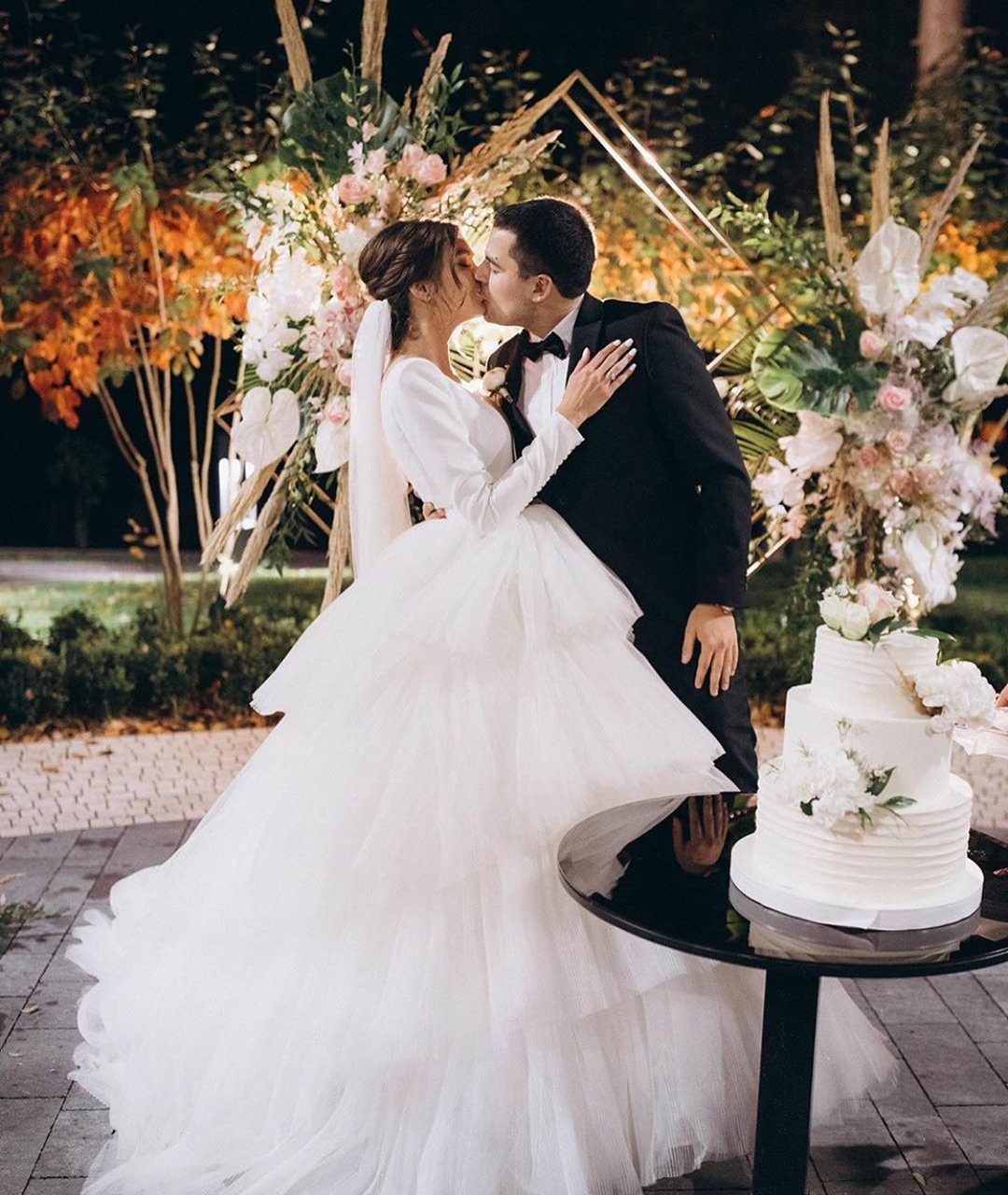 Elegant A Line Wedding Dresses 2020 Deep V Neck Long Sleeves Country Bridal Gowns with Tiered Ruffle Skirts robes de mariée