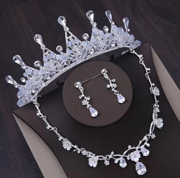Best selling cheapest bridal jewelry crown three-piece set Crown necklace earrings handmade exquisite jewelry with jewelry box free shipping
Best selling cheapest bridal jewelry crown three-piece set Crown necklace earrings handmade exquisite jewelry with jewelry box free shipping