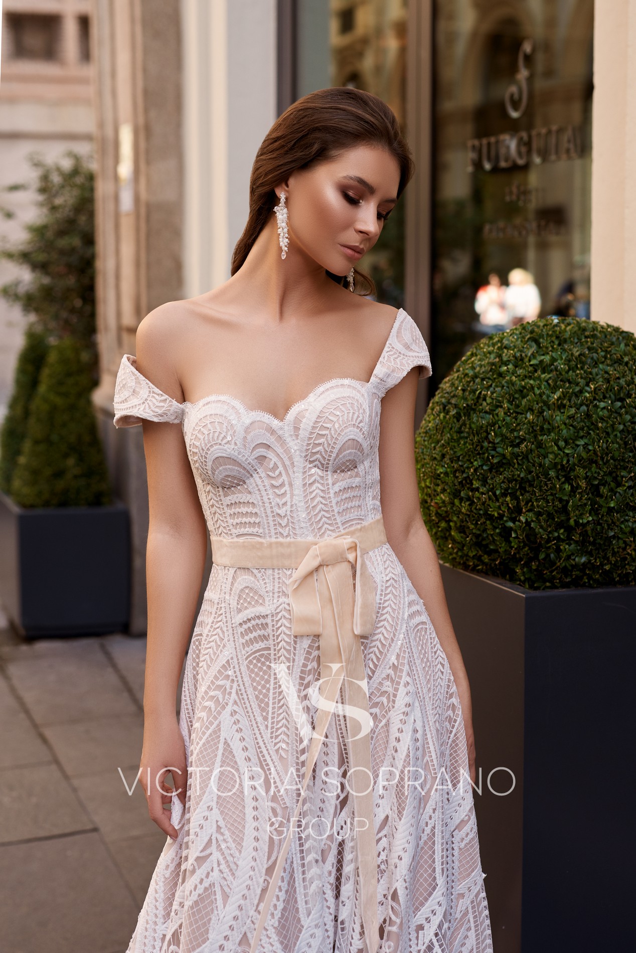 2020 Bohemian Wedding Dresses With Champagne Lining Lace Off The Shoulder Wedding Dress Plus Size A Line Robes De Mariée Sweep Train