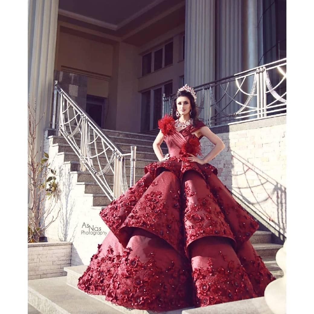 2020 New Arrival Burgundy Evening Dresses Feather 3D Floral Applique Beads Satin Ball Gown Prom Dress Ruffles Gorgeous Formal Occasion Gowns
