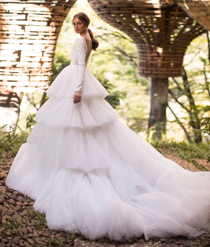Backless Gorgeous Long Sleeves Wedding Dresses A E Sheer Deep V Neck Tiered Bridal Gowns Tulle Sweep Train Robe De Mari E