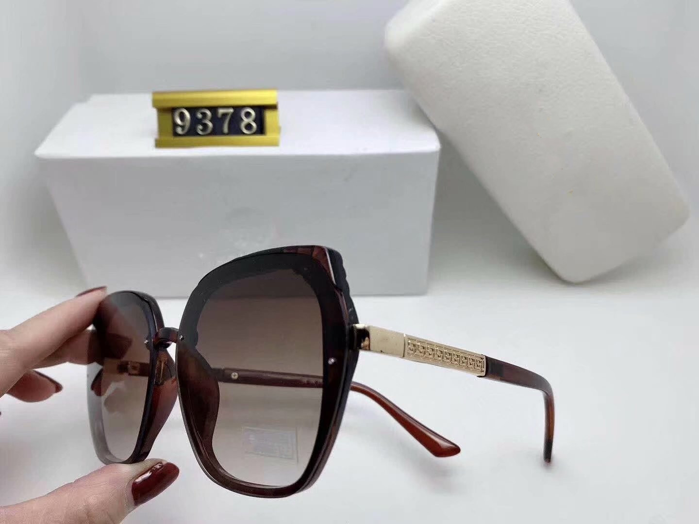9378 Medusa Brand Designer Sunglasses wood glasses for men women Fashion buffalo sunglasses Clear brown lens wooden frame, White;black
9378 Medusa Brand Designer Sunglasses wood glasses for men women Fashion buffalo sunglasses Clear brown lens wooden frame, White;black