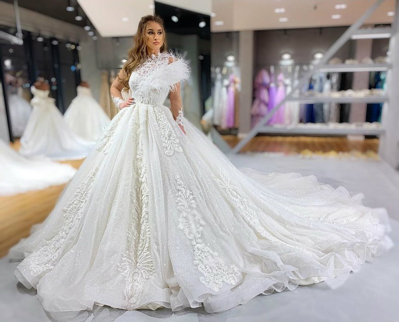 2020 Luxury Ball Gown Wedding Dresses Long Sleeve Appliqiues Feathers Sequined Bride Gowns Sweep Train A Line Wedding Dresses, Black
2020 Luxury Ball Gown Wedding Dresses Long Sleeve Appliqiues Feathers Sequined Bride Gowns Sweep Train A Line Wedding Dresses, Black