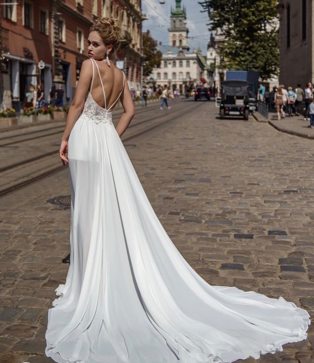 A Charming E Beaded Backless Wedding Dresses Sheer Deep V Neck Side Split Bridal Gowns Appliqued Sweep Train Chiffon Robes De Mari E