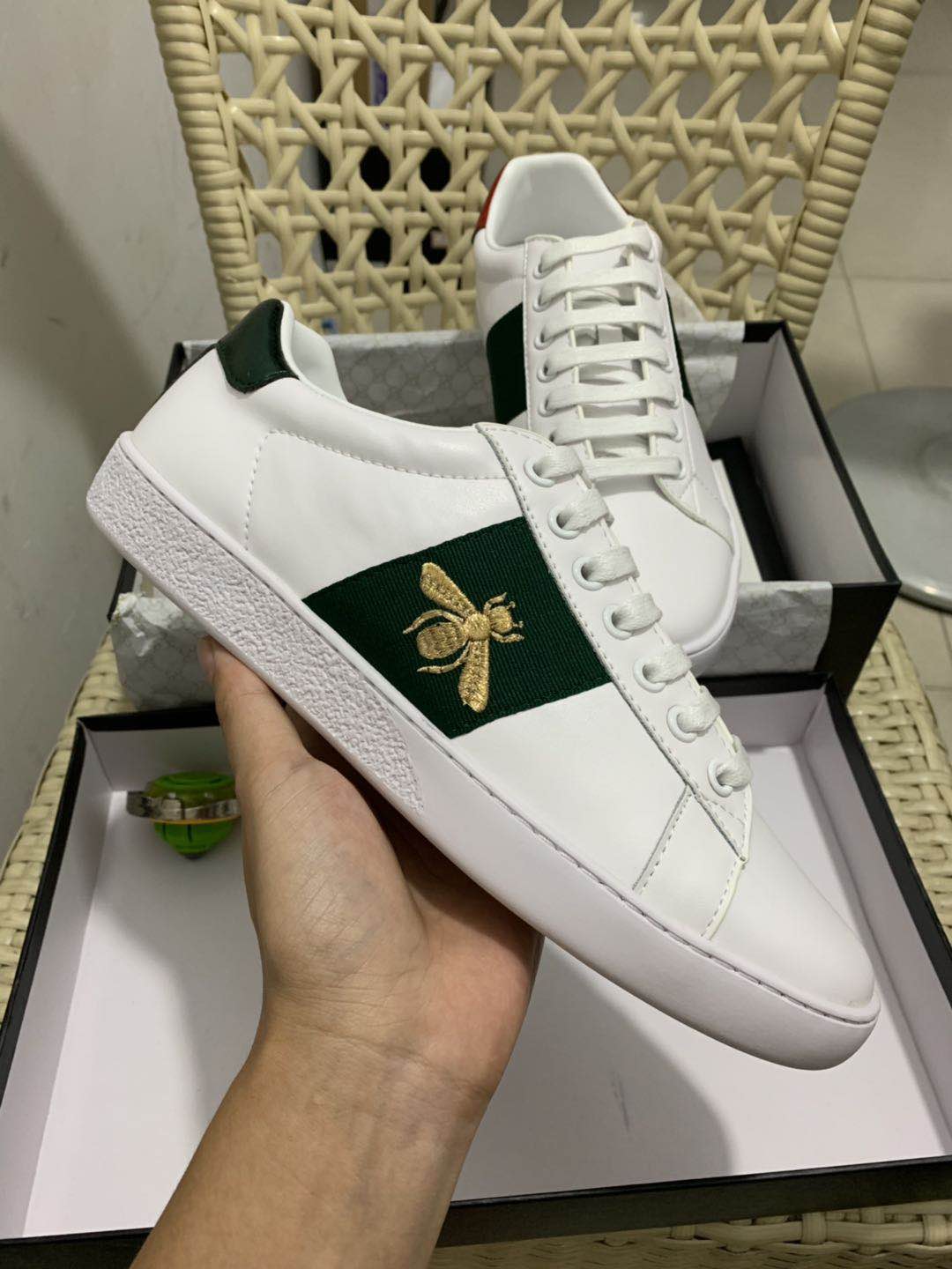 Best Quality Bee sneaker for Women New Mens Designer Shoes White Original Box ACE Embroidered real Leather Designer Sneakers Casual Shoes, Black
Best Quality Bee sneaker for Women New Mens Designer Shoes White Original Box ACE Embroidered real Leather Designer Sneakers Casual Shoes, Black