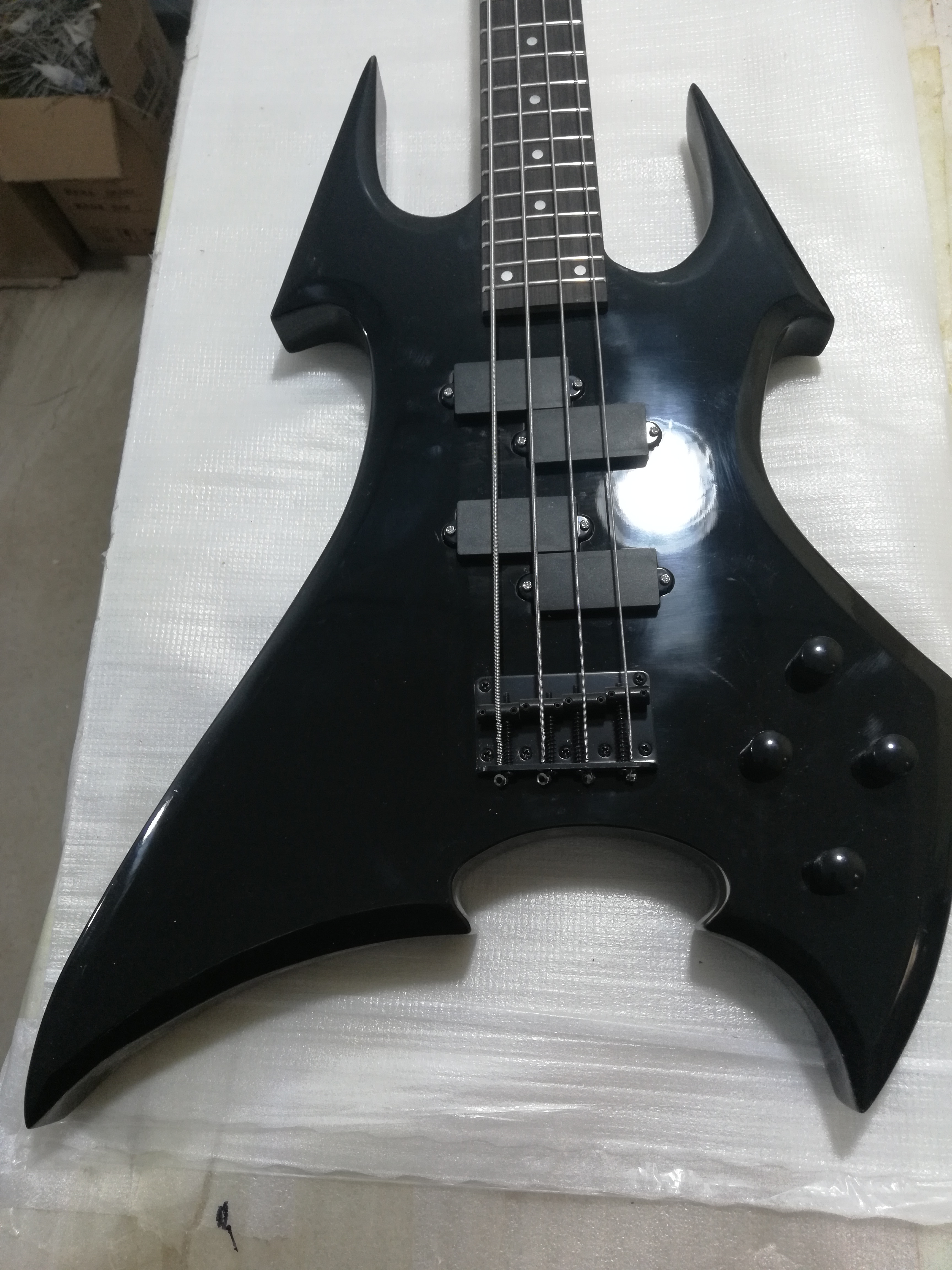 Cool special-shaped electric bass The Chinese factory builds electric guitars. You can change the color and shape of the guitar at no extra
Cool special-shaped electric bass The Chinese factory builds electric guitars. You can change the color and shape of the guitar at no extra