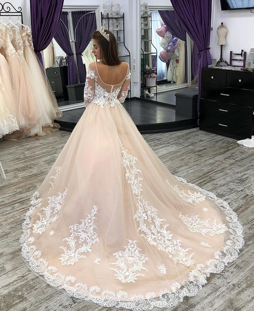 Bohemian Champagne Wedding Dresses Jewel Neck Lace Appliqued A Line Modest Boho Bridal Gowns Sweep Train Plus Size Beach Wedding Dress