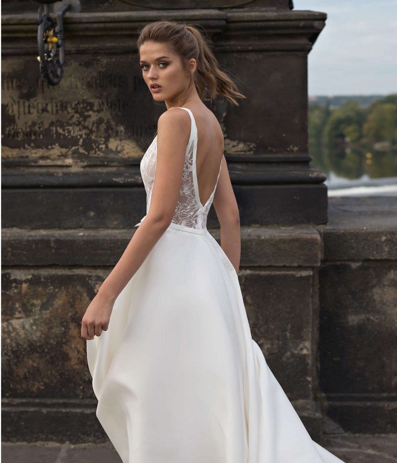 A Line Flawless Lace Beach Wedding Dresses Deep V Neck Bohemian Backless Bridal Gowns Sweep Train Robe De Marie