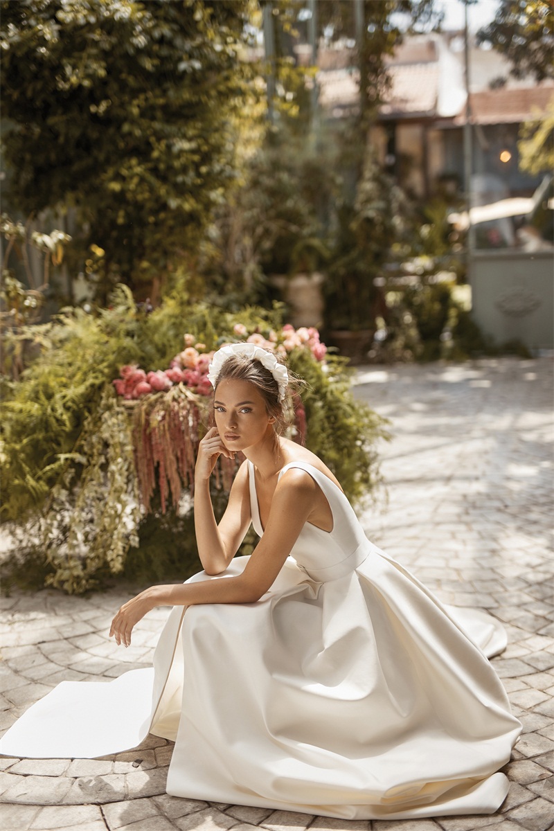 2020 Lihi Hod A Line Beach Wedding Dresses Short Sleeve V Neck Bridal Gowns Thigh High Slits Taffeta Backless Wedding Dress