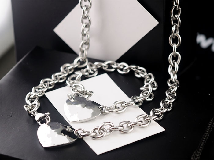 2019 silver thick chain silver heart plate Pendant Necklaces and bracelet high quality Women charming Necklaces bracelet suit
2019 silver thick chain silver heart plate Pendant Necklaces and bracelet high quality Women charming Necklaces bracelet suit