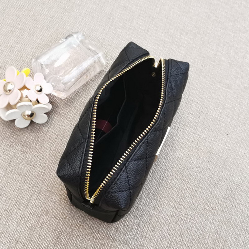 Classic black Famous fashion Portable cosmetic bag large capacity rhombus storage bag C style luxury bag toiletry Case VIP gift
Classic black Famous fashion Portable cosmetic bag large capacity rhombus storage bag C style luxury bag toiletry Case VIP gift