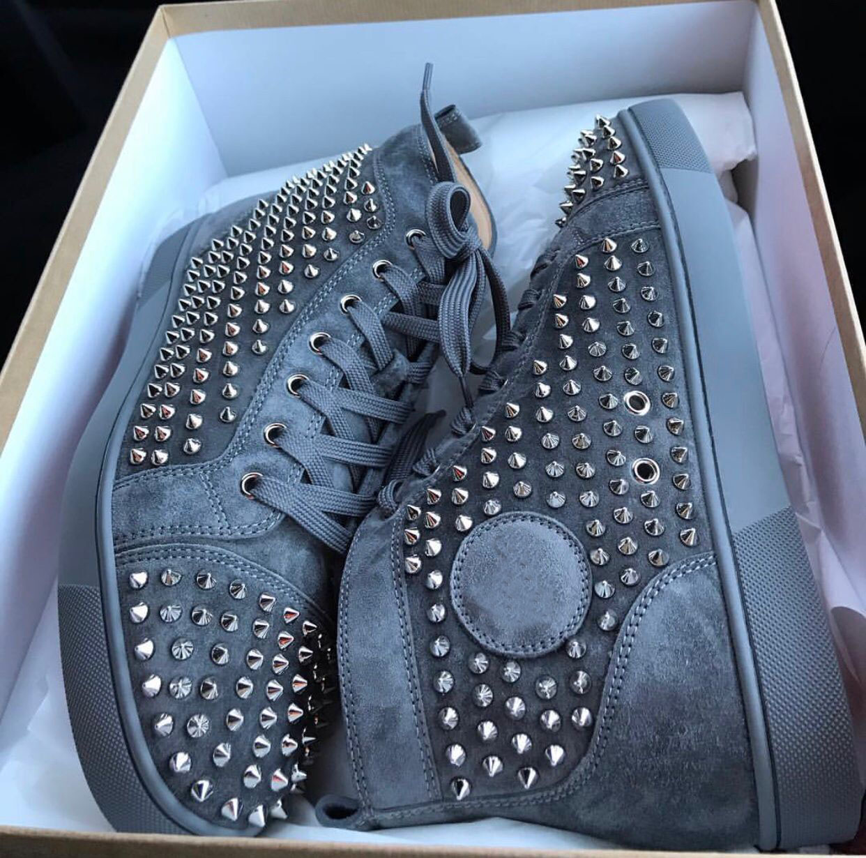 2021 Designer Fashion Red Bottom Shoes Studded Spikes Louisflat Grey Suede Leather Sneakers For Men Women Couple Skateboard Walking eu47
2021 Designer Fashion Red Bottom Shoes Studded Spikes Louisflat Grey Suede Leather Sneakers For Men Women Couple Skateboard Walking eu47