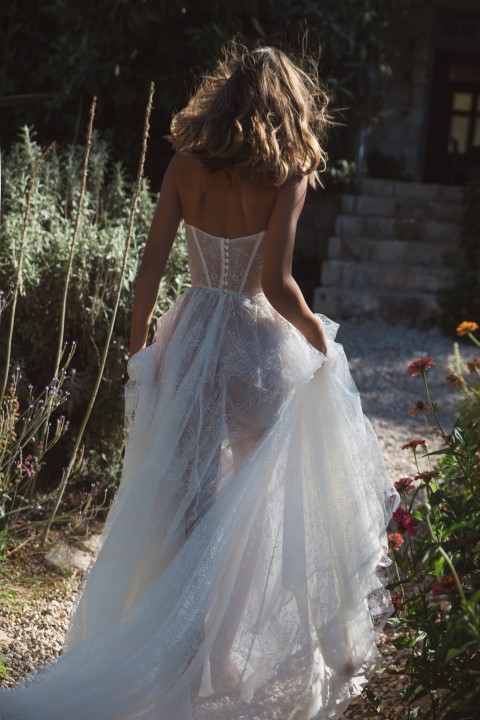 Elihav Sasson A Line Beach Wedding Dresses Strapless Appliques Lace Wedding Dresses Sweep Train Boho Bridal Gowns