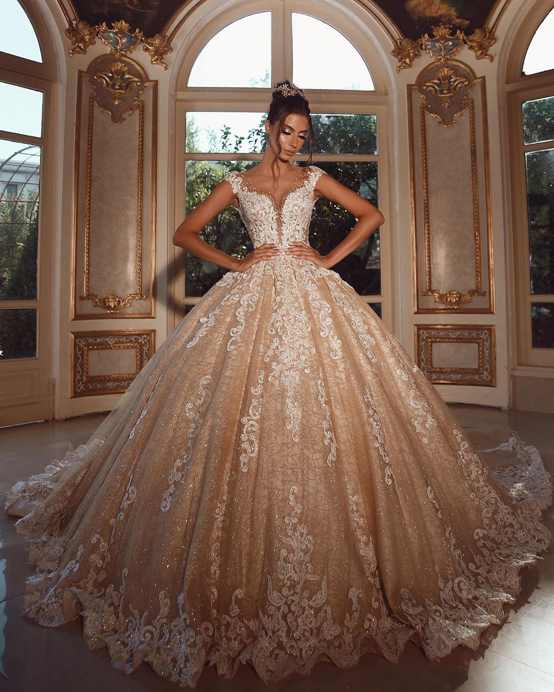 Luxury Champagne A-Line Wedding Dresses Beaded Appliqued Sheer Jewel Neck Arabic Robes Country Bridal Gowns Ball Gown Wedding Dress Vestidos De Novia