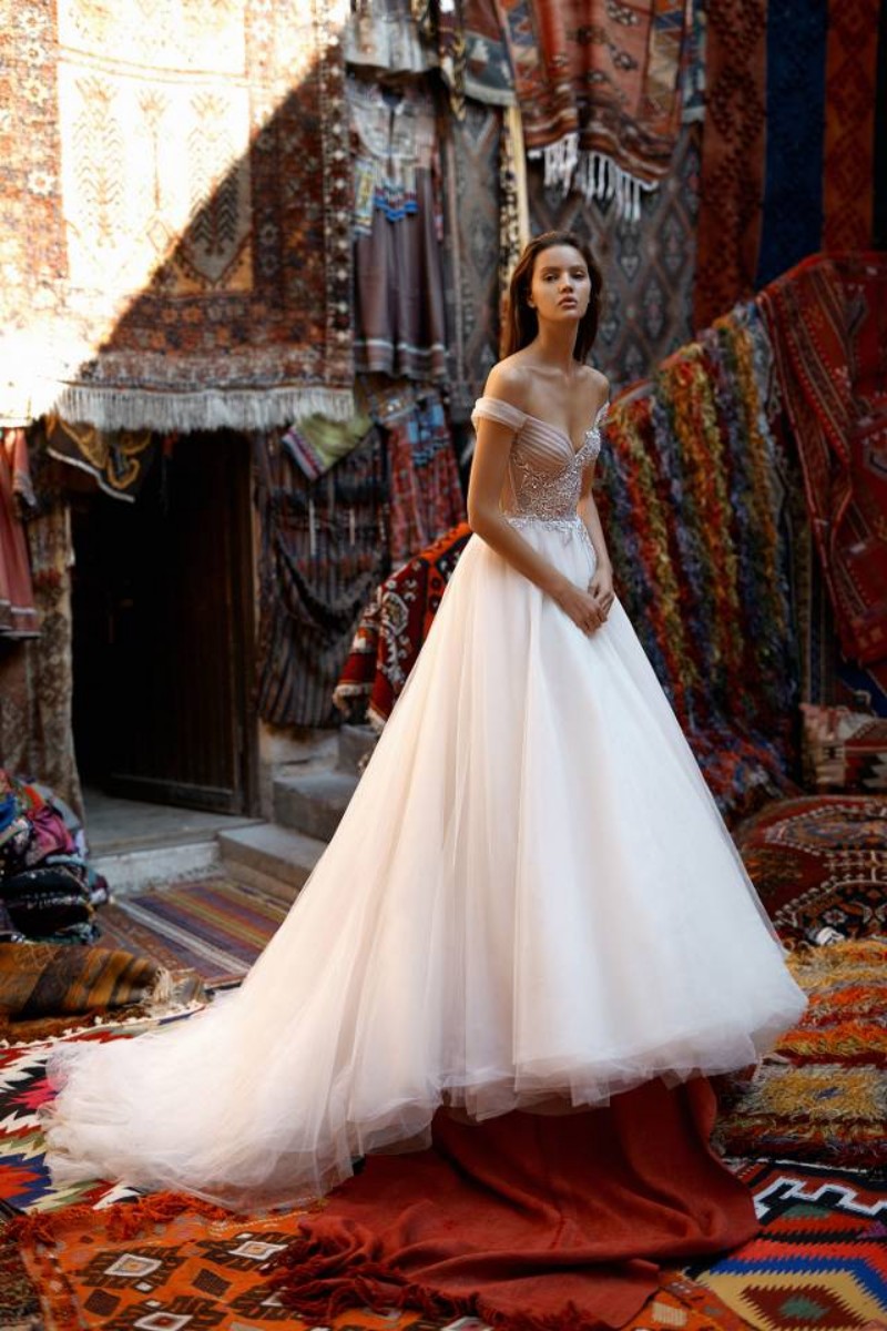 2020 Elegant A Line Wedding Dresses Portrait Sequins Applique Rhinestone Wedding Gowns Tulle Sweep Train Gridal Gowns Vestidos De Novia