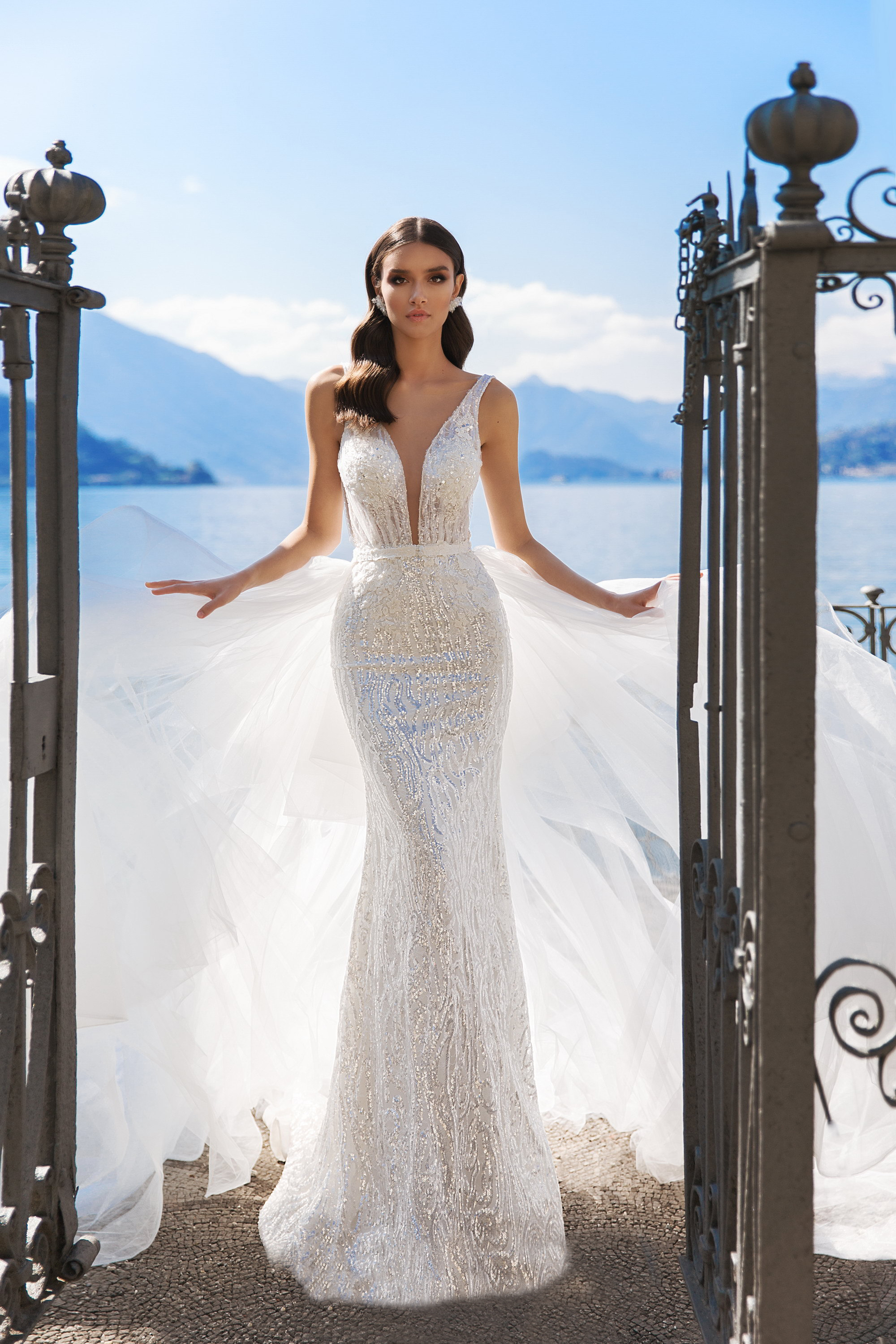 2020 Overskirt Wedding Dresses With Detachable Train Lace Appliqued Sequins Sweep Train Beach Robes De Mariée Custom Country Bridal Gowns