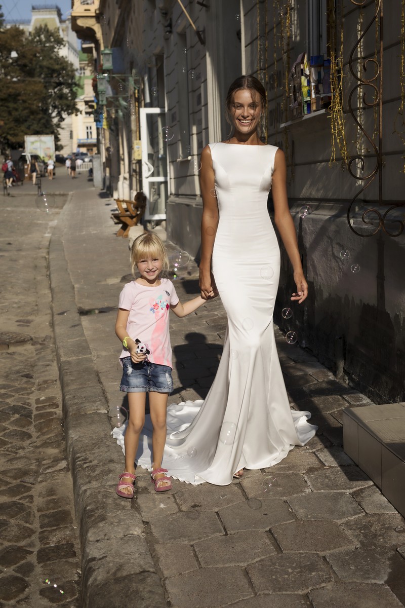 2020 Mermaid Wedding Dresses Bateau Neck Sleeveless Satin Bridal Gowns Custom Made Backless Sweep Train Wedding Dress Robe De Mariee