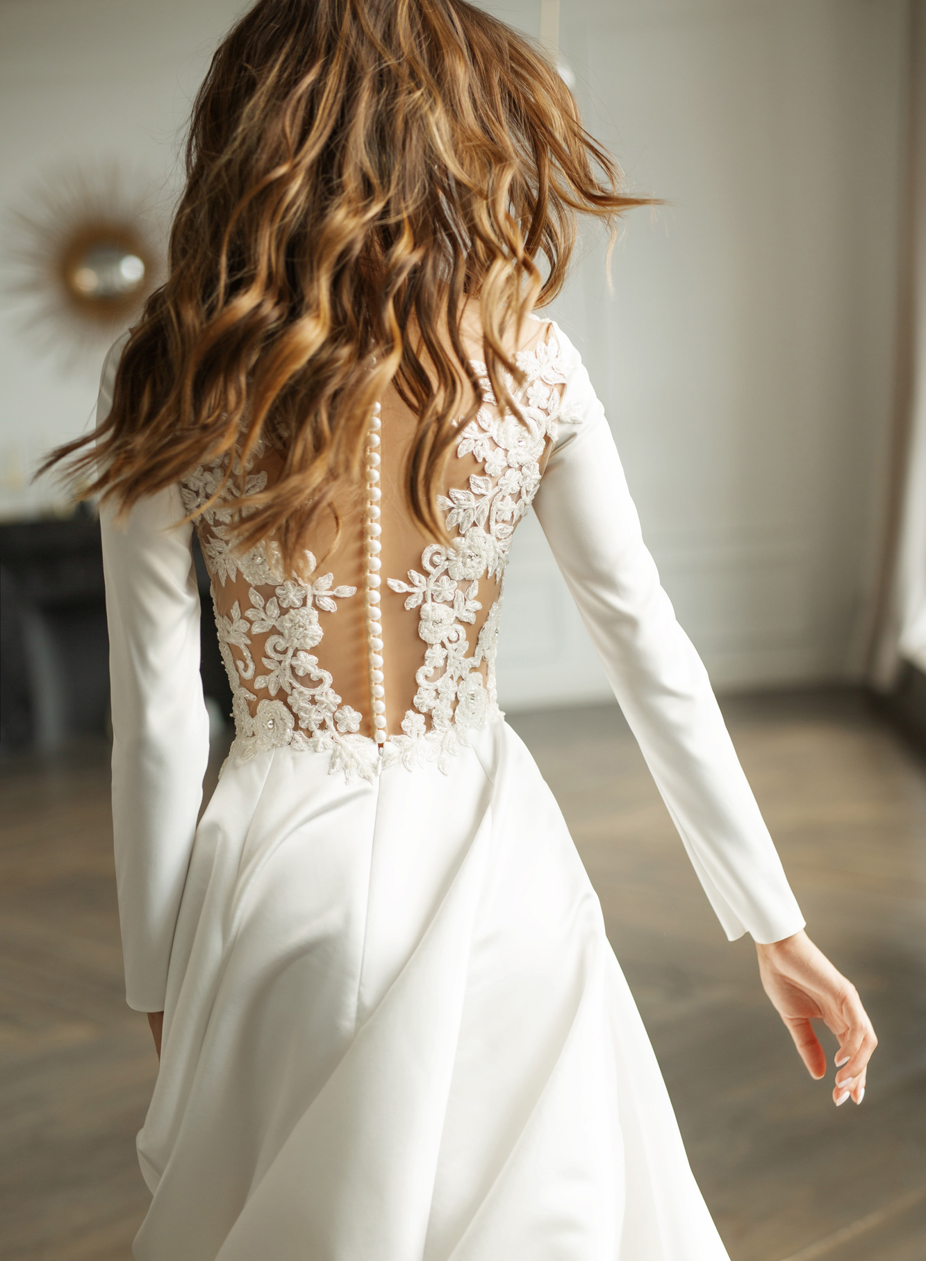 Beach Satin Wedding Dresses V Neck Long Sleeve Bridal Gowns Lace Appliqued Illusion Back Sweep Train Wedding Dress
