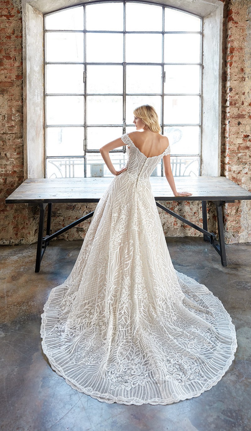 2020 A Line Wedding Dresses Portrait Lace Applique Sequins Rhinestone Wedding Dresses Sweep Train Bridal Gowns Vestidos De Novia