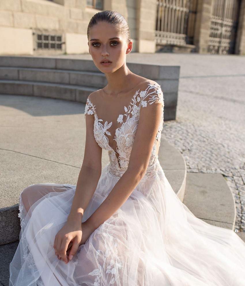 A Fashion E Lace Beach Wedding Dresses Sheer Plunging Neck Beaded Bridal Gowns Appliqued Sweep Train Tulle Robe De Mari E