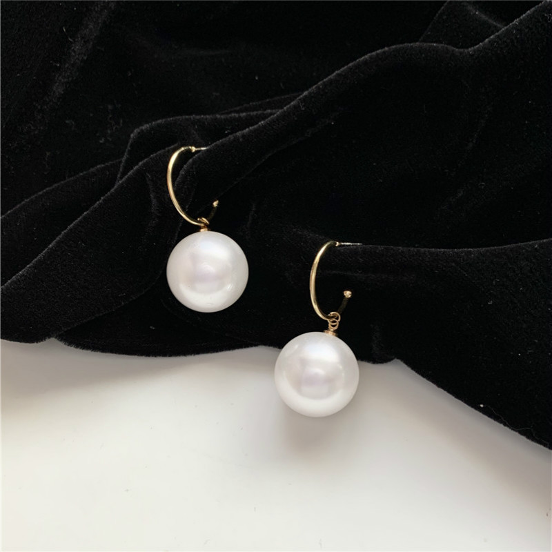 Hoop & Huggie Silver Pin Korea Temperament Simple Imitation Big Pearl Exaggeration Girl Earrings For Women Fashion Jewelry Accessories
Hoop & Huggie Silver Pin Korea Temperament Simple Imitation Big Pearl Exaggeration Girl Earrings For Women Fashion Jewelry Accessories
