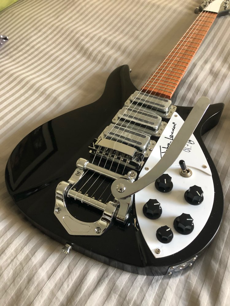 China Made 325 Black Guitar 21 Frets B500 Big Tremolo 3 Toaster Pickups Electric Guitar
China Made 325 Black Guitar 21 Frets B500 Big Tremolo 3 Toaster Pickups Electric Guitar